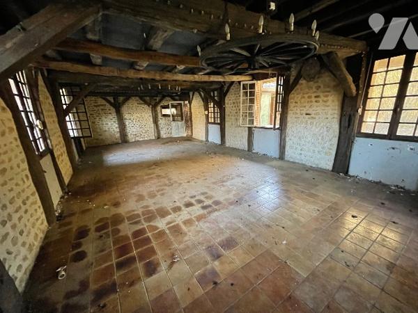 Une longère d'environ 500m² à rénover située à COURTOMER avec des dépendances et 1,9 ha de terre