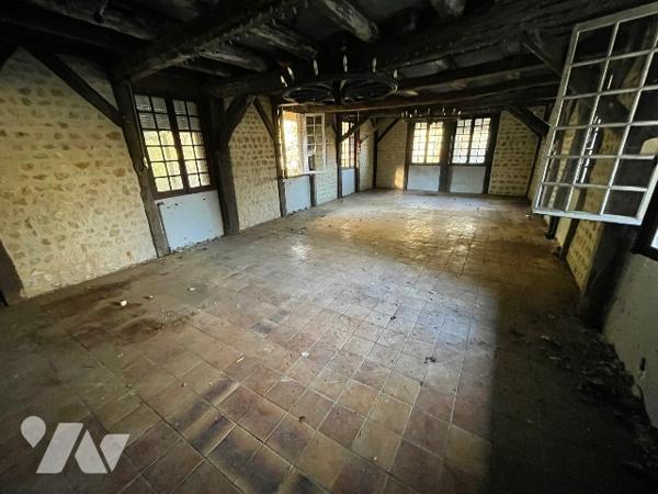 Une longère d'environ 500m² à rénover située à COURTOMER avec des dépendances et 1,9 ha de terre