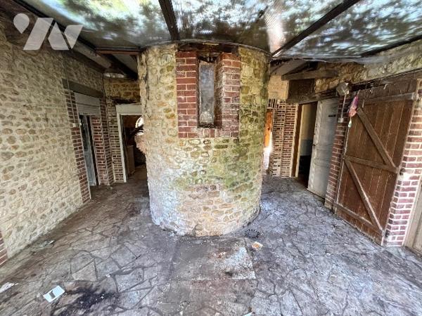 Une longère d'environ 500m² à rénover située à COURTOMER avec des dépendances et 1,9 ha de terre