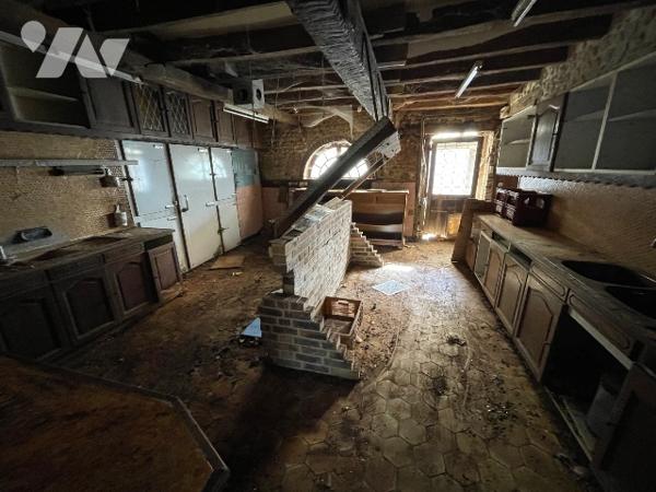 Une longère d'environ 500m² à rénover située à COURTOMER avec des dépendances et 1,9 ha de terre