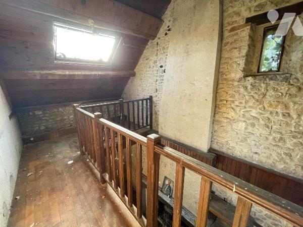 Une longère d'environ 500m² à rénover située à COURTOMER avec des dépendances et 1,9 ha de terre