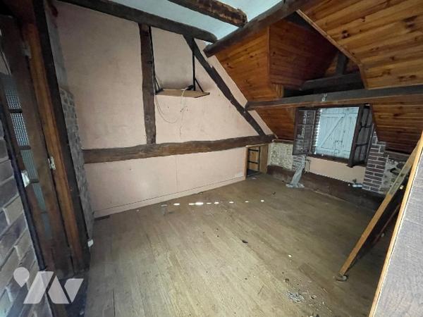 Une longère d'environ 500m² à rénover située à COURTOMER avec des dépendances et 1,9 ha de terre