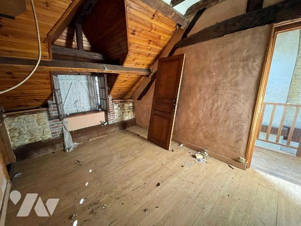 Une longère d'environ 500m² à rénover située à COURTOMER avec des dépendances et 1,9 ha de terre