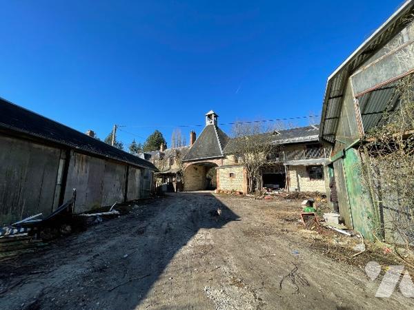 Une longère d'environ 500m² à rénover située à COURTOMER avec des dépendances et 1,9 ha de terre