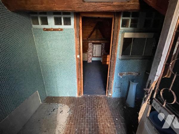 Une longère d'environ 500m² à rénover située à COURTOMER avec des dépendances et 1,9 ha de terre