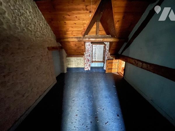 Une longère d'environ 500m² à rénover située à COURTOMER avec des dépendances et 1,9 ha de terre