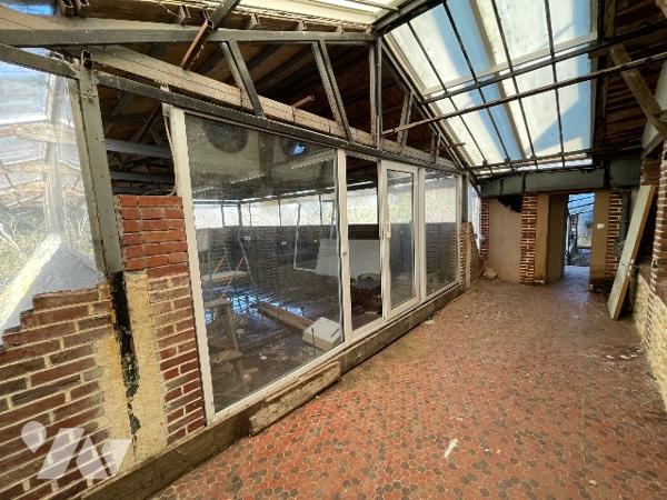 Une longère d'environ 500m² à rénover située à COURTOMER avec des dépendances et 1,9 ha de terre