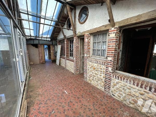 Une longère d'environ 500m² à rénover située à COURTOMER avec des dépendances et 1,9 ha de terre