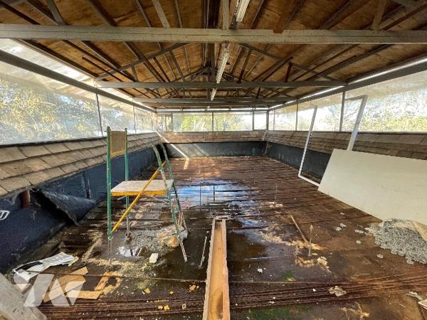 Une longère d'environ 500m² à rénover située à COURTOMER avec des dépendances et 1,9 ha de terre