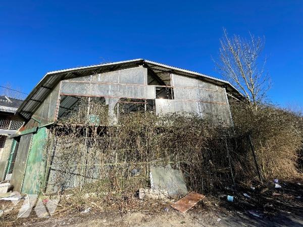 Une longère d'environ 500m² à rénover située à COURTOMER avec des dépendances et 1,9 ha de terre