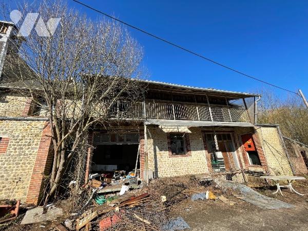 Une longère d'environ 500m² à rénover située à COURTOMER avec des dépendances et 1,9 ha de terre