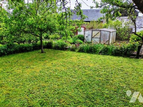 LA FERTE MACE: Proche tous commerces maison en pierres 3 chambres, sur 720m² de terrain