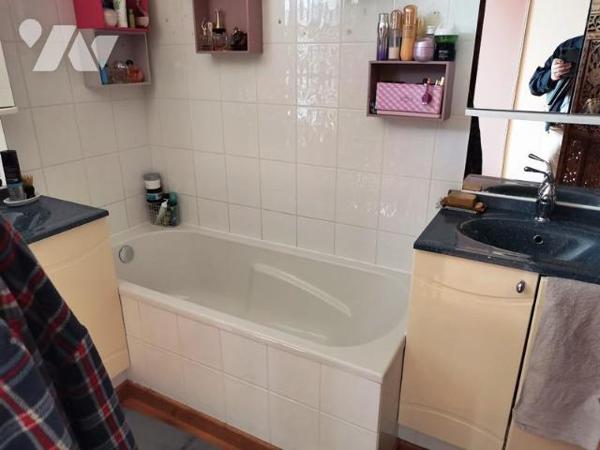 LA FERTE MACE: Proche tous commerces maison en pierres 3 chambres, sur 720m² de terrain