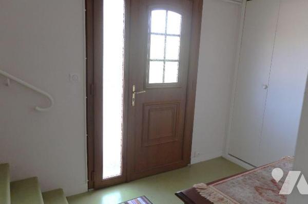 MAISON en BEG, env.84m2 comprenant :
. en rez-de-sol : entrée, chambre (11m2), chaufferie (fue...