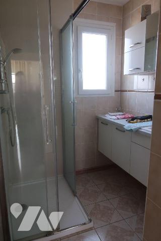 MAISON en BEG, env.84m2 comprenant :
. en rez-de-sol : entrée, chambre (11m2), chaufferie (fue...