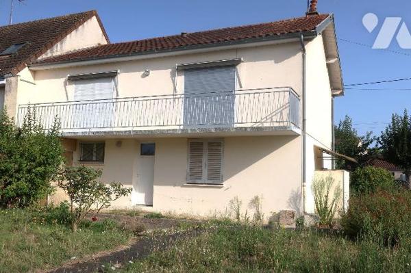 MAISON en BEG, env.84m2 comprenant :
. en rez-de-sol : entrée, chambre (11m2), chaufferie (fue...