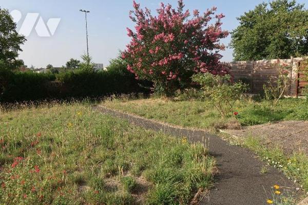 MAISON en BEG, env.84m2 comprenant :
. en rez-de-sol : entrée, chambre (11m2), chaufferie (fue...