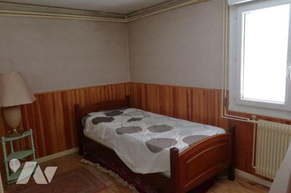 MAISON en BEG, env.84m2 comprenant :
. en rez-de-sol : entrée, chambre (11m2), chaufferie (fue...