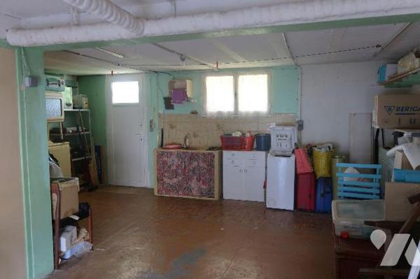 MAISON en BEG, env.84m2 comprenant :
. en rez-de-sol : entrée, chambre (11m2), chaufferie (fue...