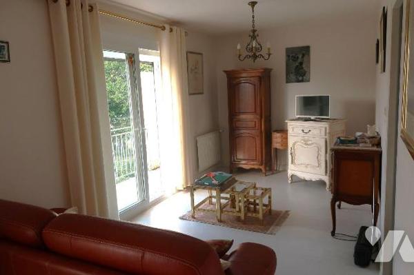 MAISON en BEG, env.84m2 comprenant :
. en rez-de-sol : entrée, chambre (11m2), chaufferie (fue...