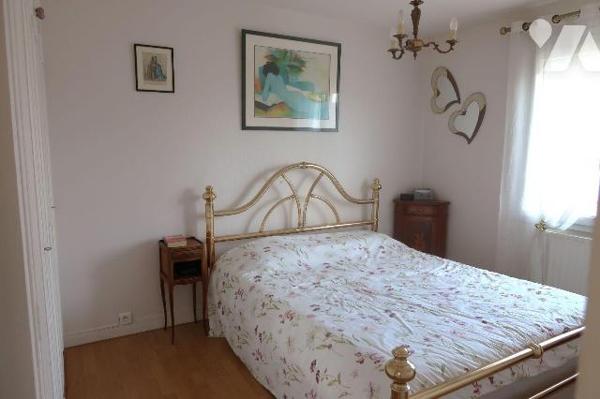 MAISON en BEG, env.84m2 comprenant :
. en rez-de-sol : entrée, chambre (11m2), chaufferie (fue...