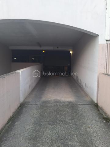 Située au sein de la résidence sécurisée Les Moutiers , en bas de la médiathèque de Deuil-la- barre , cette place de parking en sous-sol constitue une excellente opportunité pour stationner votre véhicule en toute sérénité . 

- Les atouts : 
- Résidence sécurisée avec accès controlé .
- Place en sous-sol .
- Emplacement recherché , à proximité immédiate de la médiathèque et des commodités . 
- Place non boxa le , idéale pour un usage personnel ou un investissement .