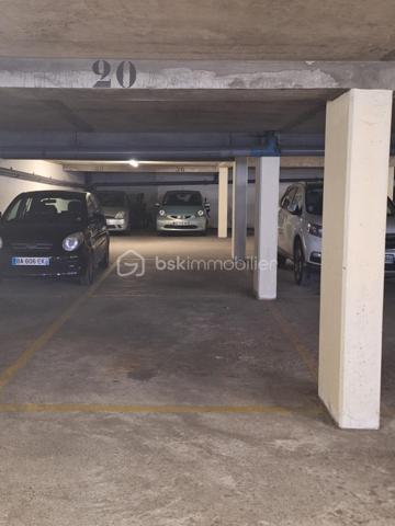 Située au sein de la résidence sécurisée Les Moutiers , en bas de la médiathèque de Deuil-la- barre , cette place de parking en sous-sol constitue une excellente opportunité pour stationner votre véhicule en toute sérénité . 

- Les atouts : 
- Résidence sécurisée avec accès controlé .
- Place en sous-sol .
- Emplacement recherché , à proximité immédiate de la médiathèque et des commodités . 
- Place non boxa le , idéale pour un usage personnel ou un investissement .