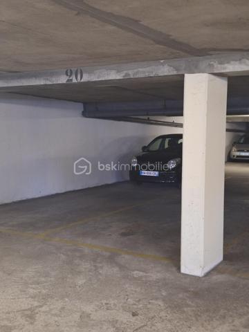Située au sein de la résidence sécurisée Les Moutiers , en bas de la médiathèque de Deuil-la- barre , cette place de parking en sous-sol constitue une excellente opportunité pour stationner votre véhicule en toute sérénité . 

- Les atouts : 
- Résidence sécurisée avec accès controlé .
- Place en sous-sol .
- Emplacement recherché , à proximité immédiate de la médiathèque et des commodités . 
- Place non boxa le , idéale pour un usage personnel ou un investissement .