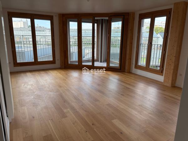 Location Appartement 5 pièces 103.8 m² - Paris 75018