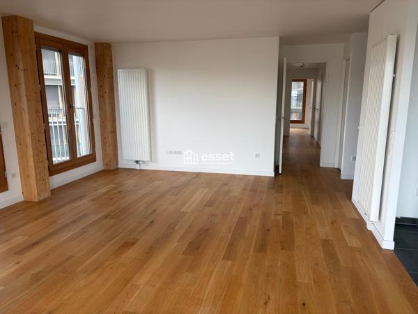 Location Appartement 5 pièces 103.8 m² - Paris 75018