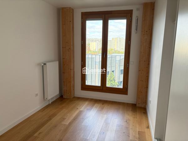 Location Appartement 5 pièces 103.8 m² - Paris 75018