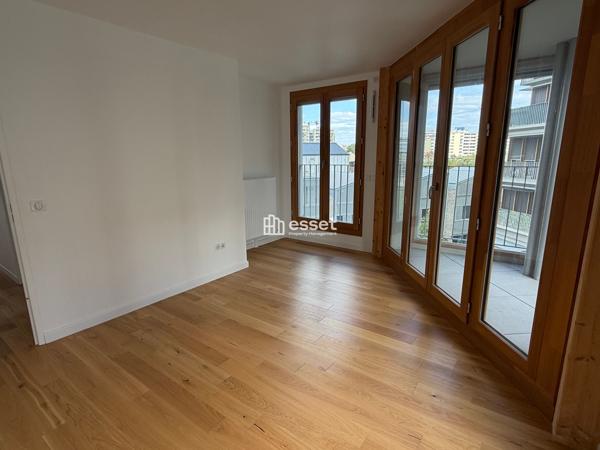 Location Appartement 5 pièces 103.8 m² - Paris 75018