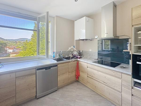 Appartement T4 rénové avec terrasse et garage