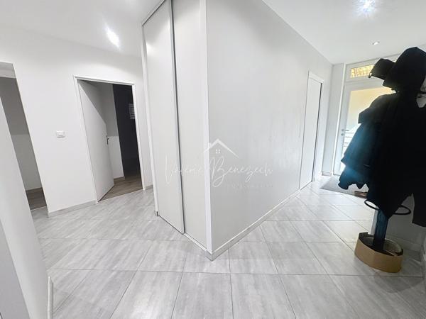 Appartement T4 rénové avec terrasse et garage