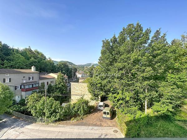 Appartement T4 rénové avec terrasse et garage