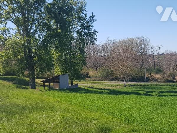 8 kms d'AURIGNAC 55 hectares de terres et bois  dont 4 hectares en fermage : prix 275.000 € C.C.