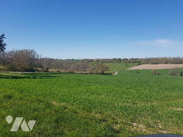 8 kms d'AURIGNAC 55 hectares de terres et bois  dont 4 hectares en fermage : prix 275.000 € C.C.