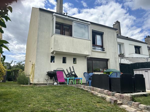 Maison
         5 pièces
        - 89 m² 319 500 € *
