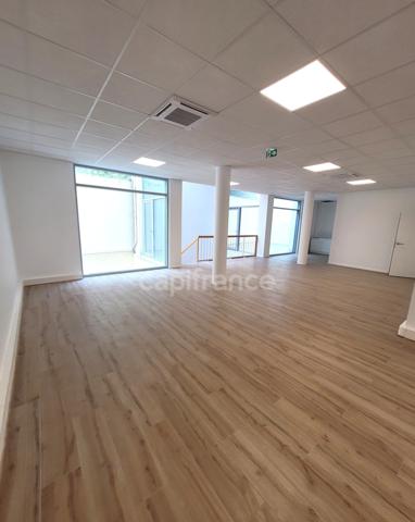 Dpt Paris (75), à vendre PARIS 15EME ARRONDISSEMENT Local commercial 200 m²