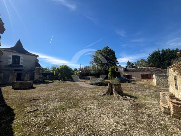 Vélines (24230) Propriété historique avec dépendances - Vélines
