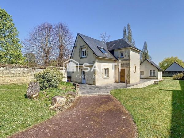 Maison familiale avec grands espaces de vie, dépendances et garage.