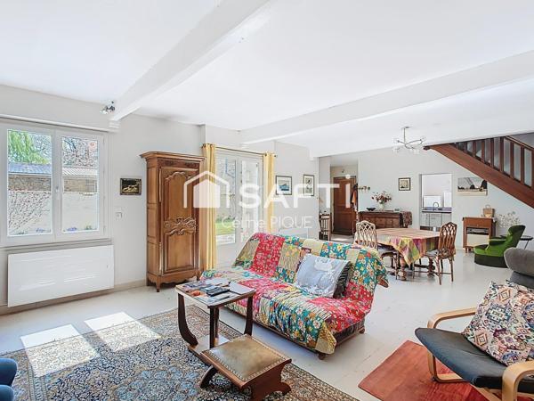 Maison familiale avec grands espaces de vie, dépendances et garage.