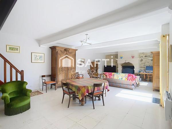 Maison familiale avec grands espaces de vie, dépendances et garage.