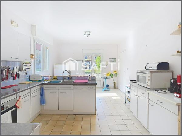 Maison familiale avec grands espaces de vie, dépendances et garage.