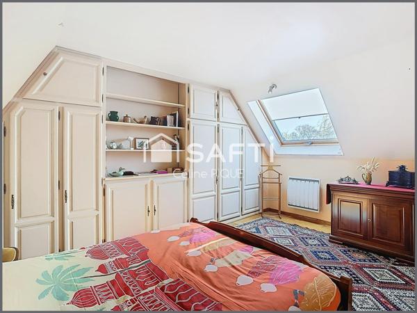 Maison familiale avec grands espaces de vie, dépendances et garage.