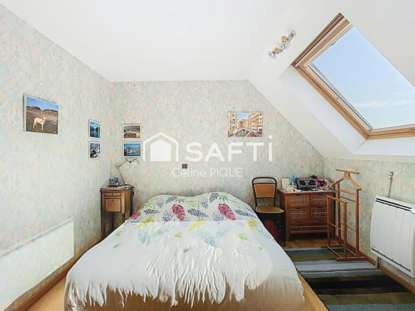 Maison familiale avec grands espaces de vie, dépendances et garage.