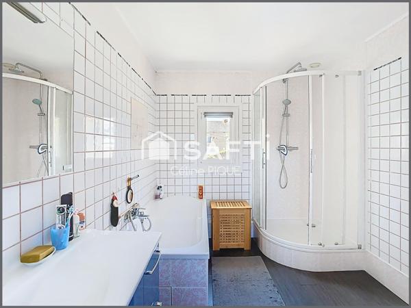 Maison familiale avec grands espaces de vie, dépendances et garage.