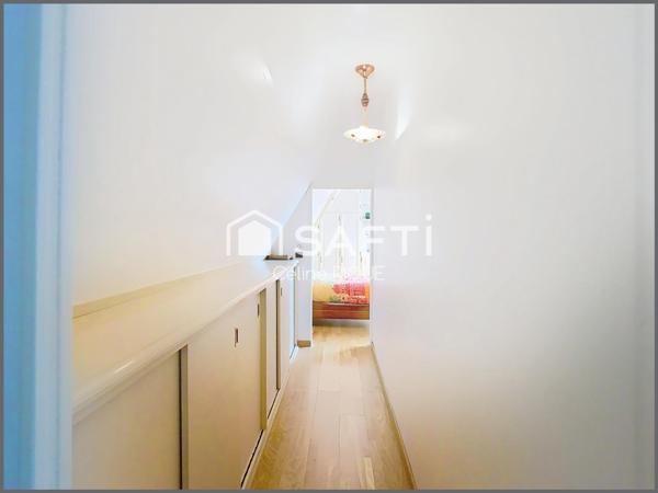 Maison familiale avec grands espaces de vie, dépendances et garage.