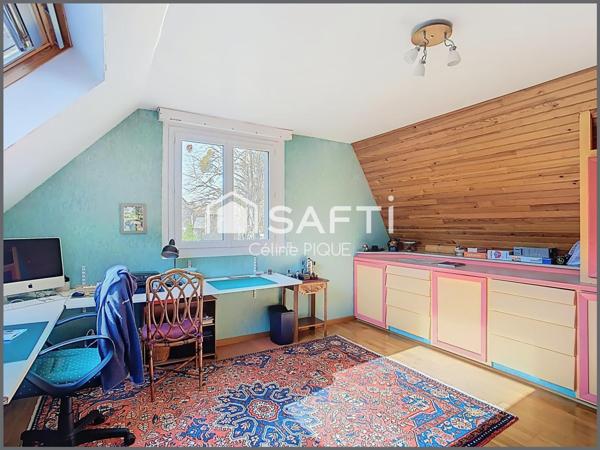 Maison familiale avec grands espaces de vie, dépendances et garage.