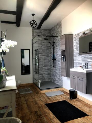 Maison sur beau terrain avec piscine et jolie grange à rénover !